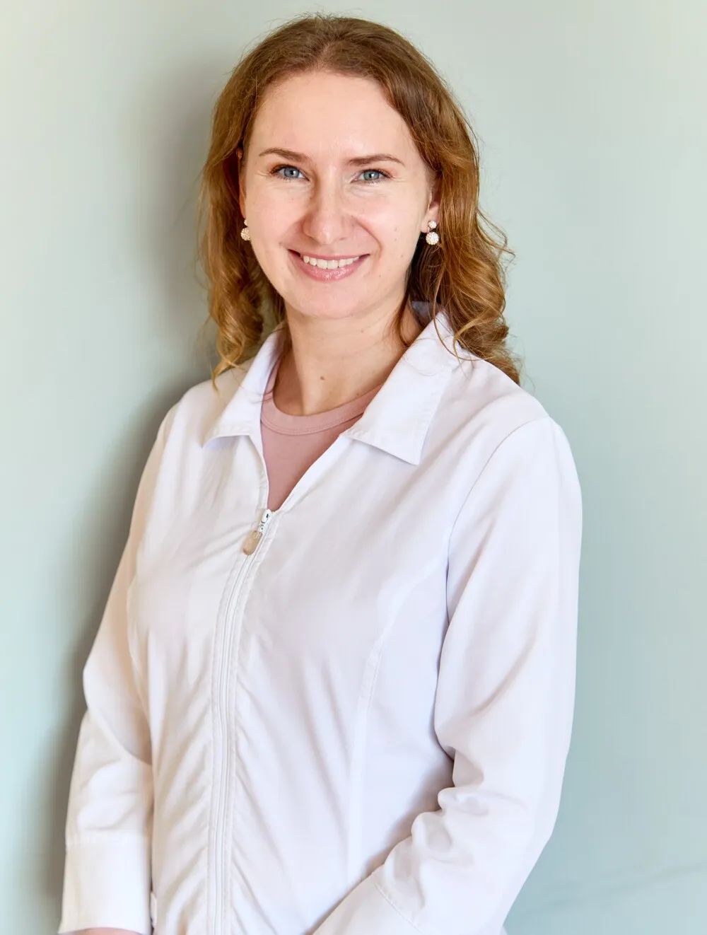 Natalia, an experienced esthetician at Estemica Esthetic in Laval, specializes in advanced skincare, laser treatments, and facials. | Natalia, esthéticienne expérimentée chez Estemica Esthétique à Laval, spécialisée en soins de la peau avancés, traitements laser et soins du visage.